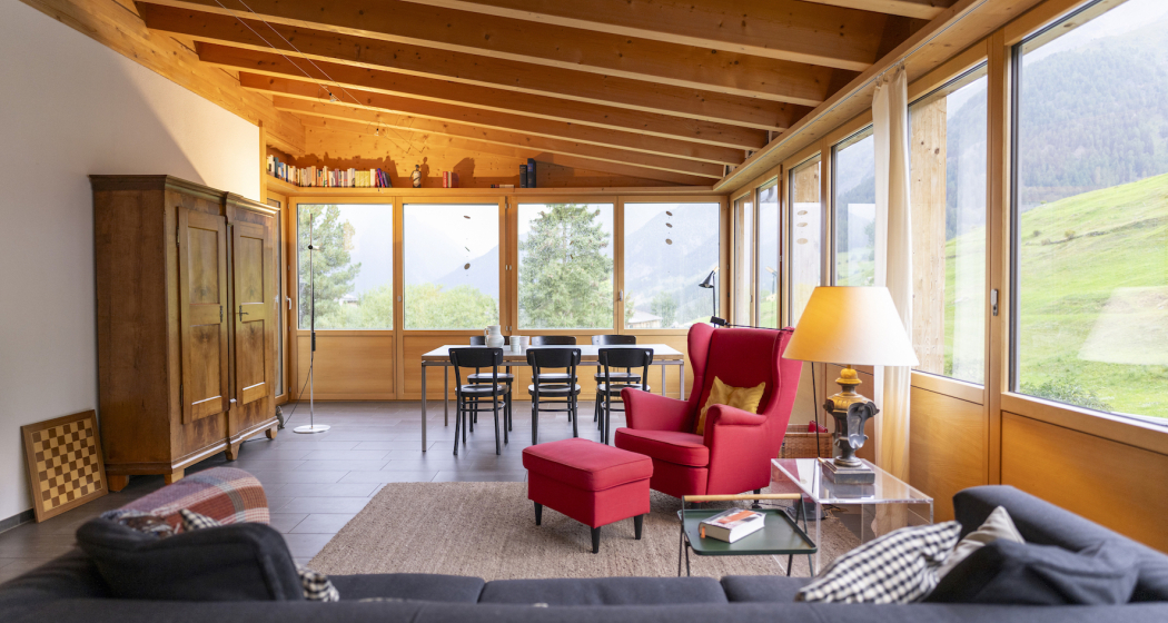 Grosszügiger heller Hauptraum mit fantastischer Aussicht in die Engadiner Bergwelt Grosszügiger heller Hauptraum mit fantastischer Aussicht in die Engadiner Bergwelt
