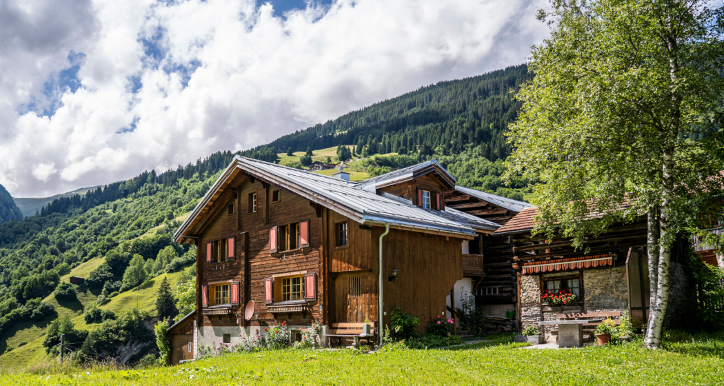 Ferienhaus Bundi Surin - Ansicht Sommer