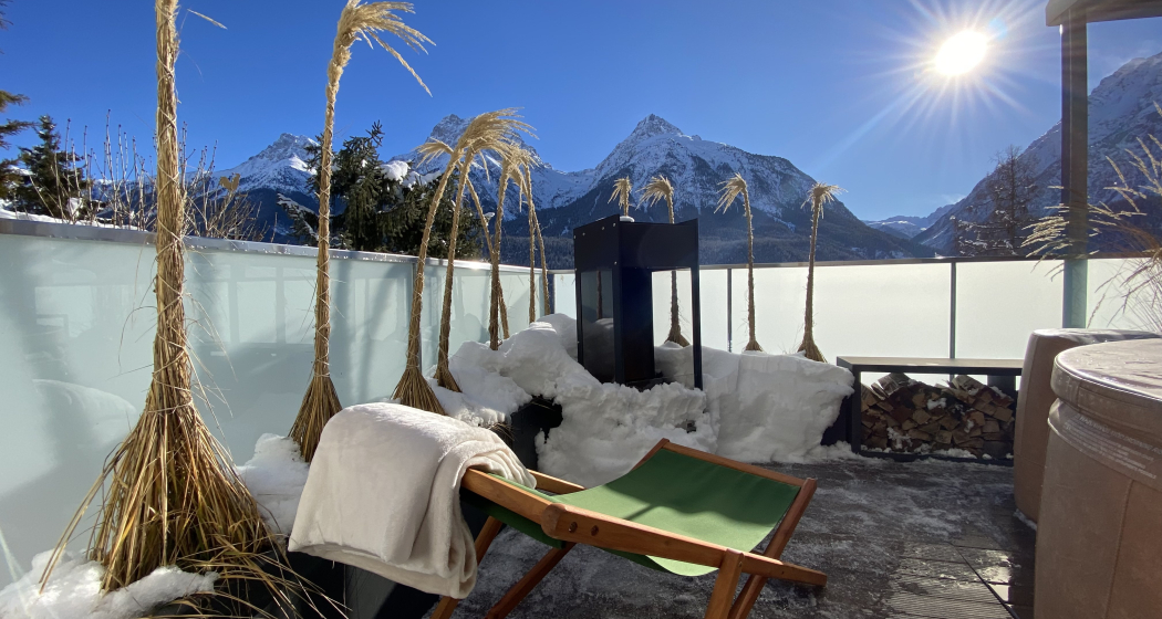 Terrasse mit Whirlpool und Aussicht