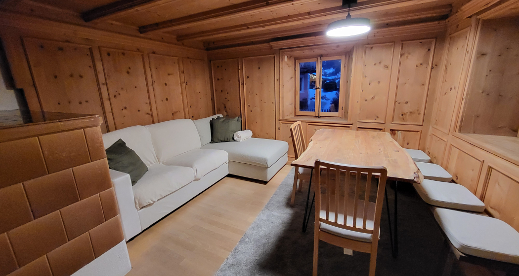 Wohnzimmer mit Fernseher und Internet