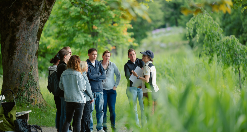 Swiss Rangerin gibt der Gruppe Einblicke in das Leben des Bibers. Swiss Rangerin gibt der Gruppe Einblicke in das Leben des Bibers.