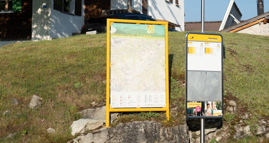 Ferienwohnung Hüsli - Postauto Haltestelle