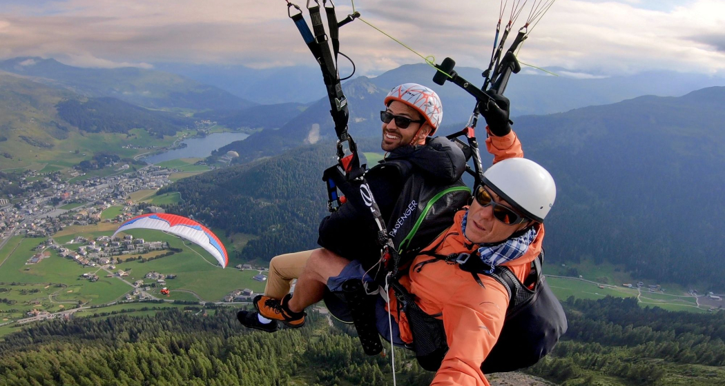 Davos Gleitschirmfliegen Tandem ab Jakobshorn (exp_22f0b85) Davos Gleitschirmfliegen Tandem ab Jakobshorn (exp_22f0b85)