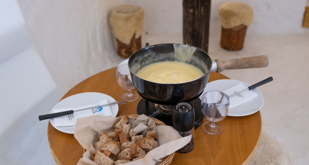 Fondue Deluxe im Iglu Dorf in Davos (exp_d48d83a) Fondue Deluxe im Iglu Dorf in Davos (exp_d48d83a)