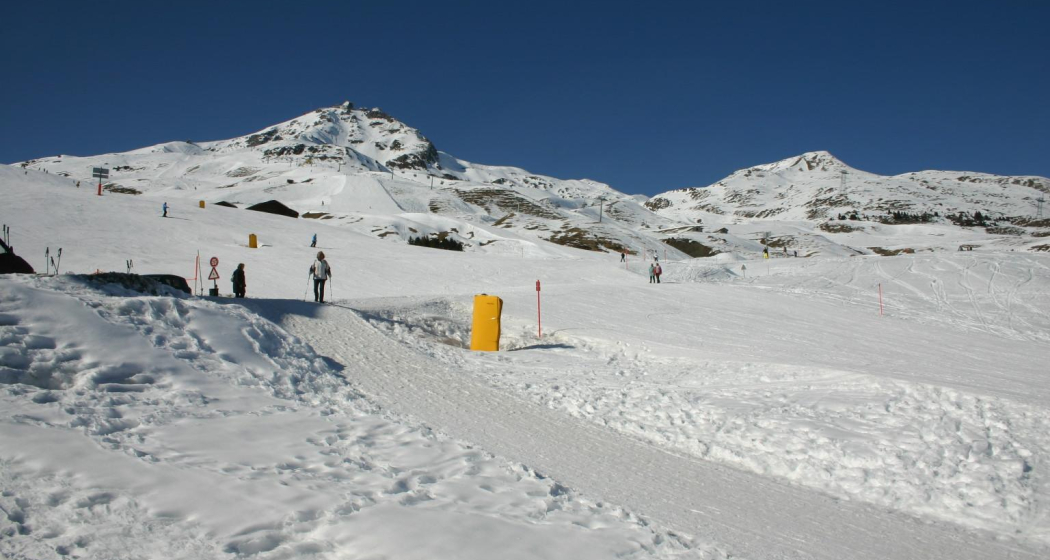 Wanderwege und Skipiste direkt vor dem Hausu