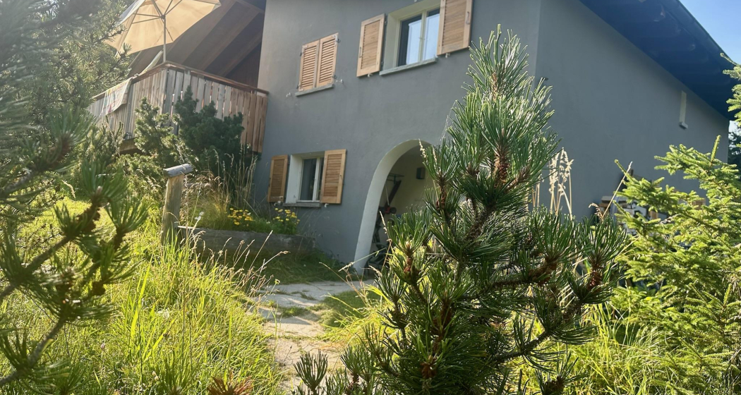 Haus Soras von aussen im Sommer