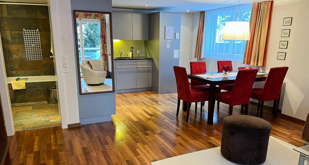 Einsicht in Essbereich/Küche/Bad