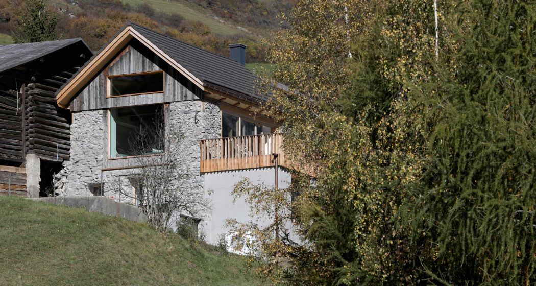 Tgiasa Smit Aussenansicht Sommer