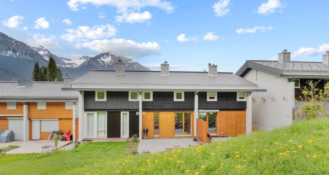 Front hinter dem Haus mit Terrasse (Mittelhaus)