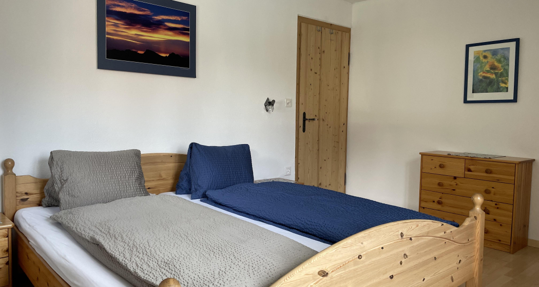Schlafzimmer mit Doppelbett (1)