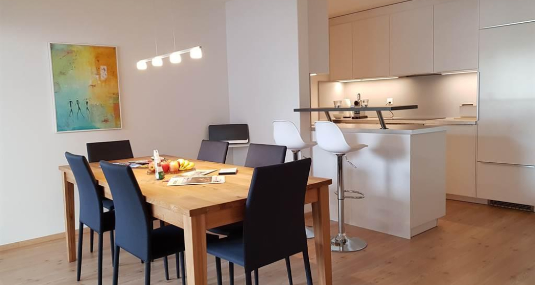 Wohn- und Essraum mit Blick in die offene Küche