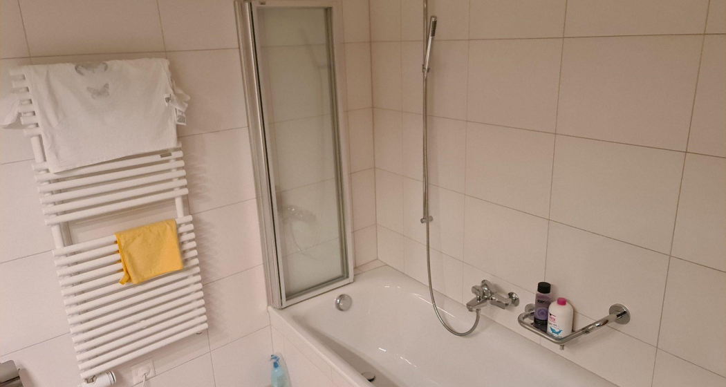 Bad mit Badewanne 2 Haag