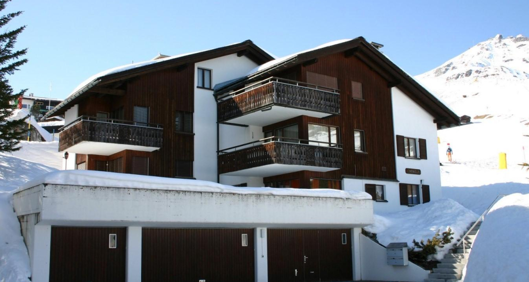 Chesa Carmela, Garagen und Treppenaufgang zum Haus