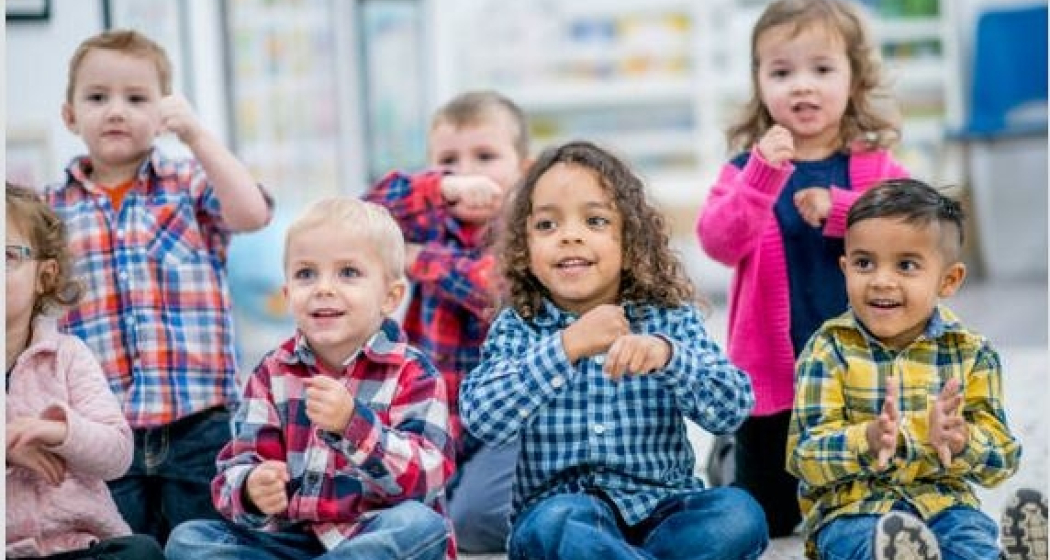 Erstes Singen mit den Kleinen (gdl_712066008_image) Erstes Singen mit den Kleinen (gdl_712066008_image)