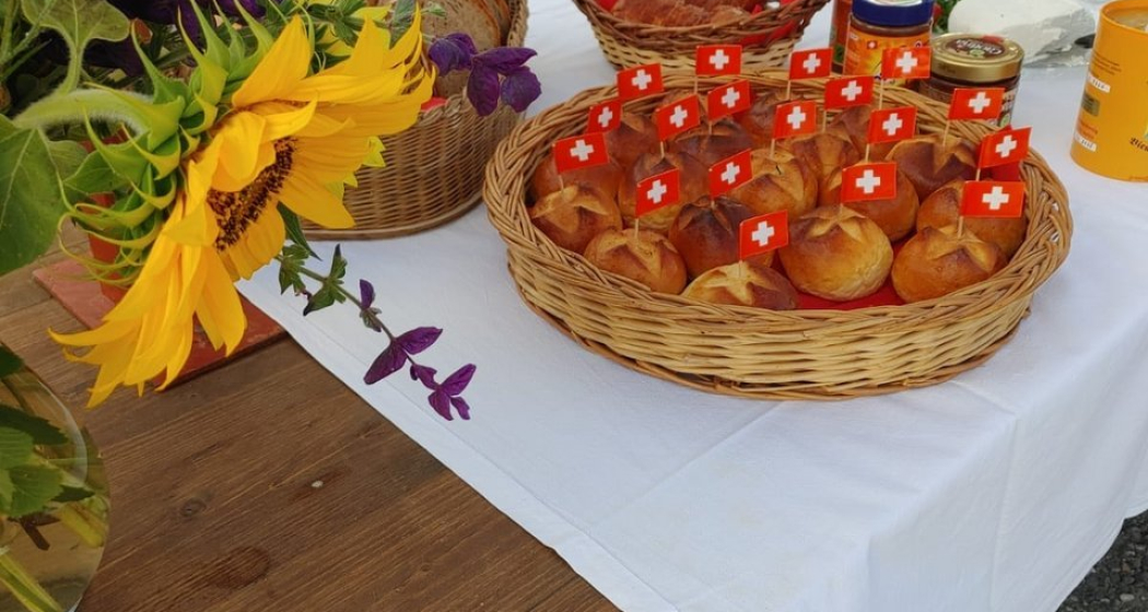 1. August-Brunch: Familienbetrieb Bundi - Schmed (gdl_800918688_image) 1. August-Brunch: Familienbetrieb Bundi - Schmed (gdl_800918688_image)