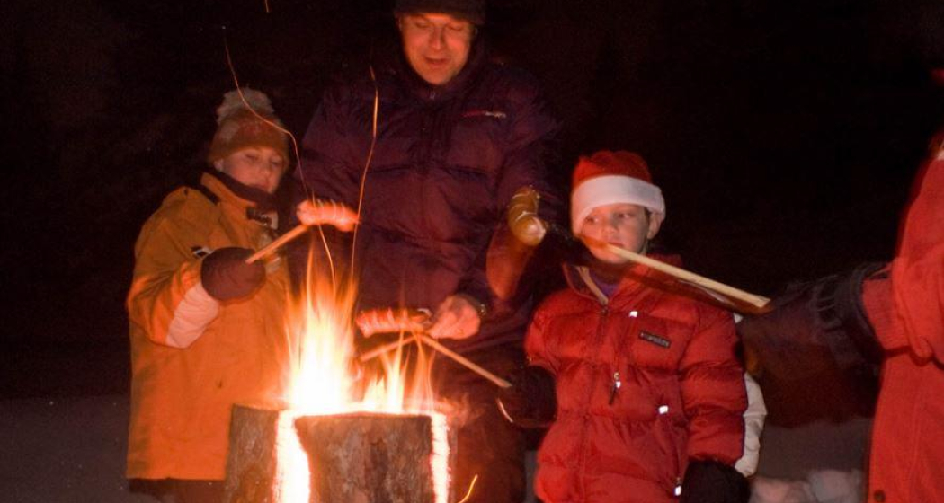 Abendliche Schneeschuhwanderung mit Grillieren am Schwedenfeuer (gdl_839982367_image) Abendliche Schneeschuhwanderung mit Grillieren am Schwedenfeuer (gdl_839982367_image)