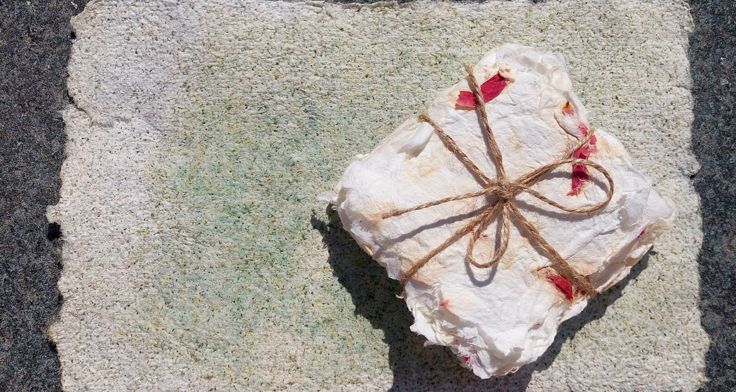 Papierschöpfen: Kreativität und Neugier verbunden im Blatt / Kreativtage (gdl_861450631_image)