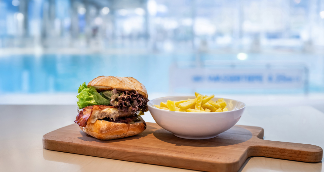 Burger-Plausch im Sportrestaurant (gdl_889140538_image)