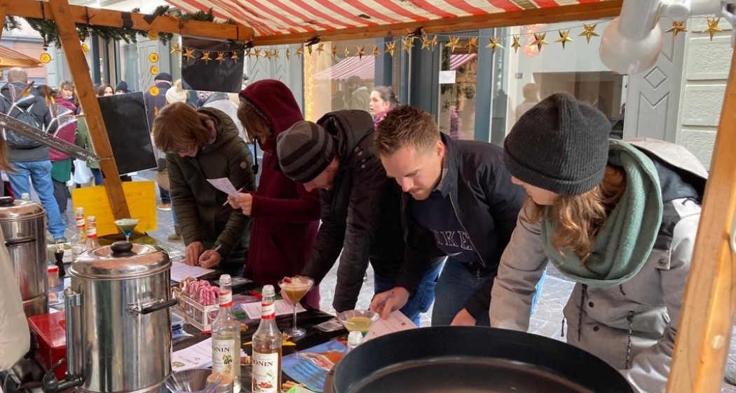 Weihnachtsmarkt mit dem Frauenarbeitskreis und den Konfirmanden (gdl_897794042_image) Weihnachtsmarkt mit dem Frauenarbeitskreis und den Konfirmanden (gdl_897794042_image)