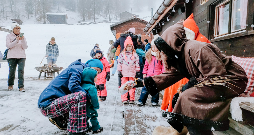 Dr Samichlaus chunt uf Tschiartscha (gdl_899915434_image)