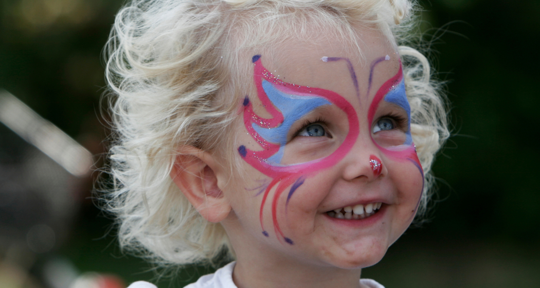 "Plai a mi": Kinderschminken in Brigels (gdl_904350951_image)