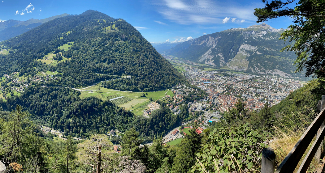 Aussicht von Felswand auf dem Mittenberg Maladers Trail Aussicht von Felswand auf dem Mittenberg Maladers Trail