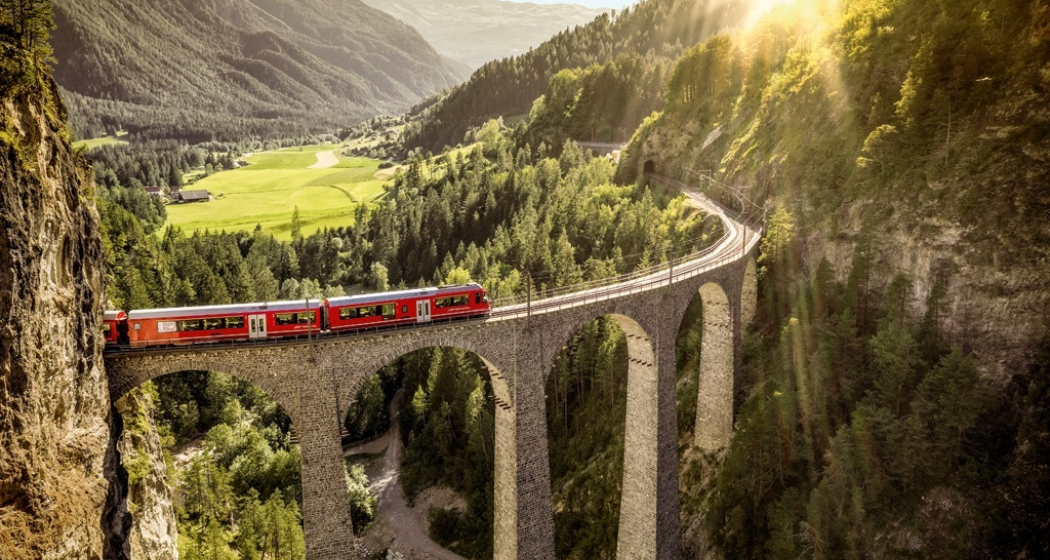 Die Rhätische Bahn über das imposante Landwasserviadukt Die Rhätische Bahn über das imposante Landwasserviadukt