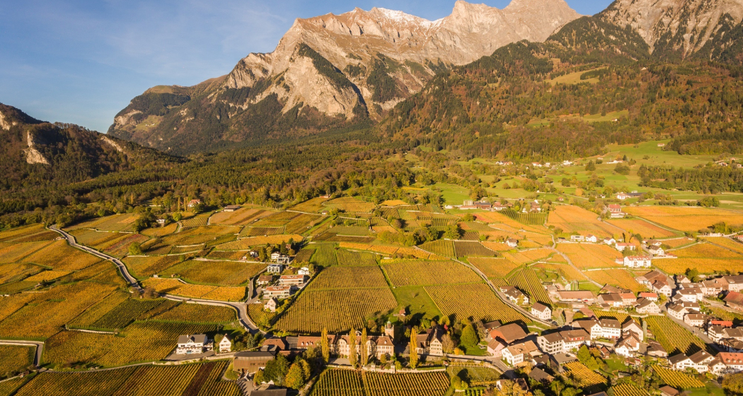 Maienfeld in der Bündner Herrschaft mit dem majestätischen Falknis im Hintergrund.