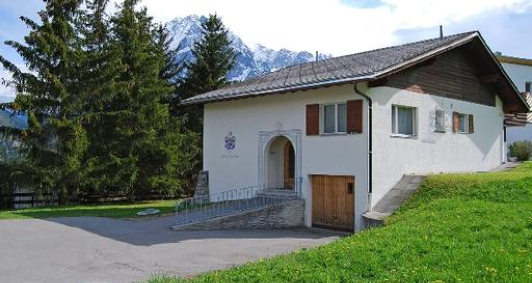 Blick auf den Hauteingang im Sommer Blick auf den Hauteingang im Sommer