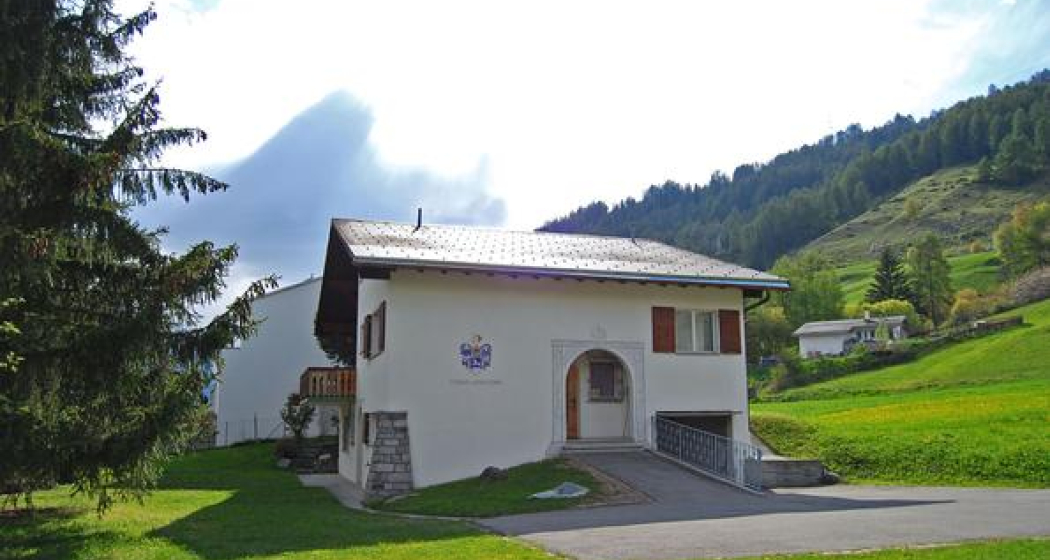 Blick auf den Haupteingang im Sommer Blick auf den Haupteingang im Sommer