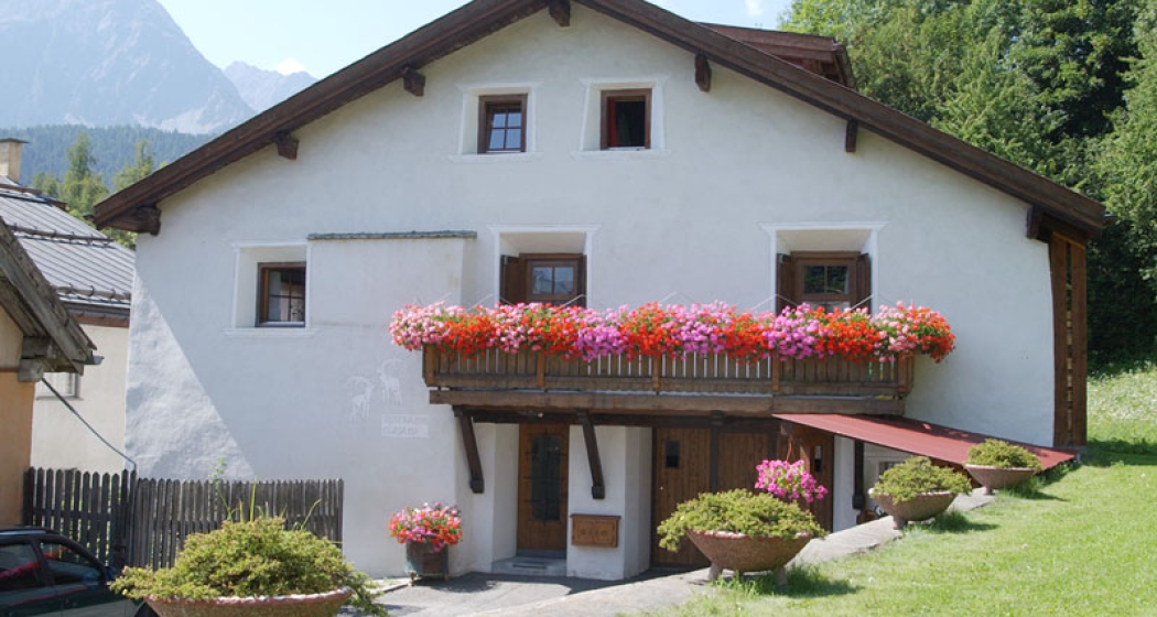 Haupteingang mit dem Gästeparkplatz