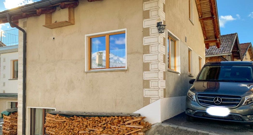 Aussenansicht mit Parkplatz