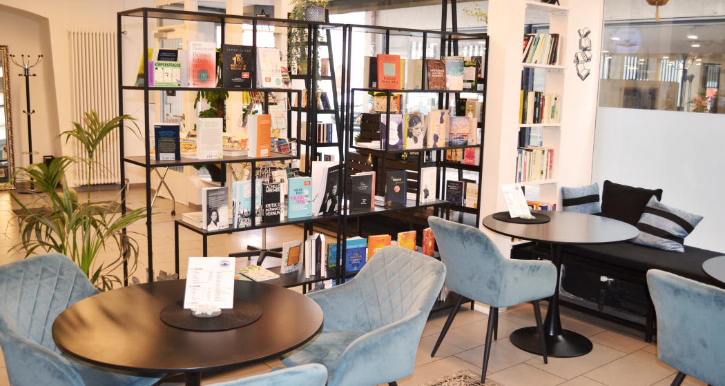 manas-books-and-coffee-leaniederer