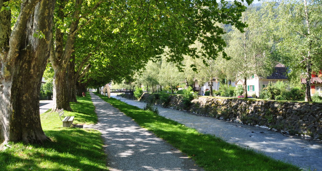 Der Tamina entlang ins Dorf