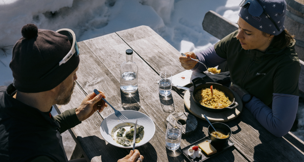 Capuns, Maluns, Nusstorte: Energie tanken für die nächsten Loipenkilometer (©️ Schweiz Tourismus/Nicola Fürer)