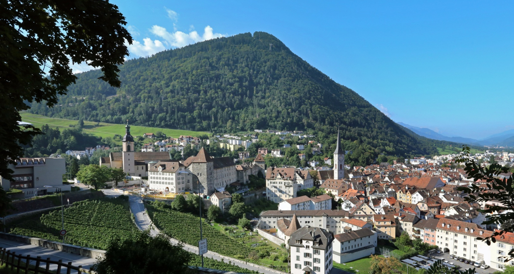 Churer Altstadt mit Hausberg Brambrüesch im Hintergrund