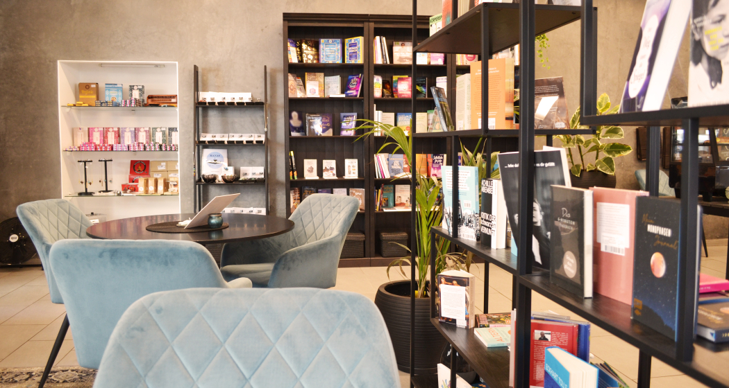 manas-books-and-coffee-leaniederer4