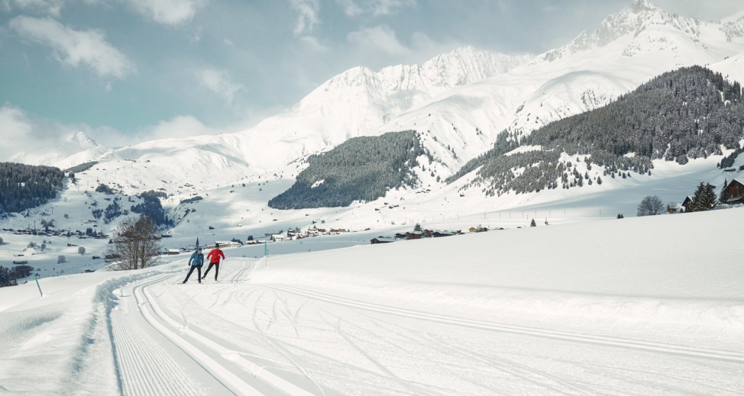 Zwei Langläufer auf der Loipe