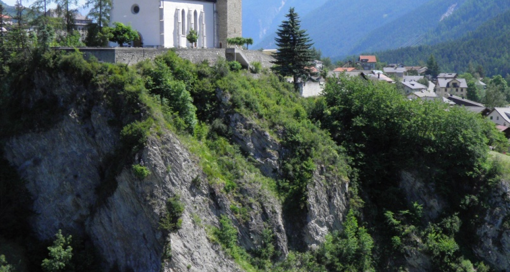 evang. Kirche von Scuol über dem Inn