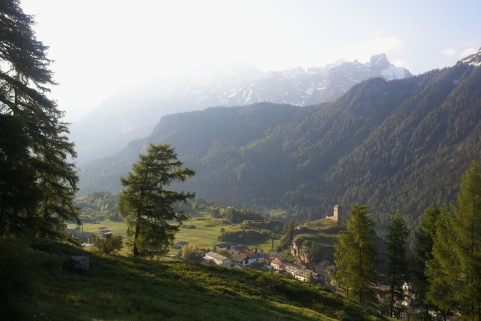 Au-dessus d'Ardez avec vue sur la ruine Steinsberg.