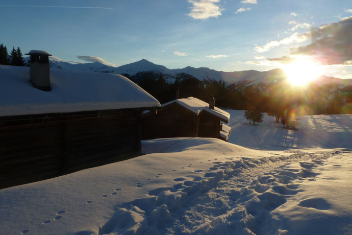 Coucher de soleil dans le petit village de Maiensäss 'Tratza'
