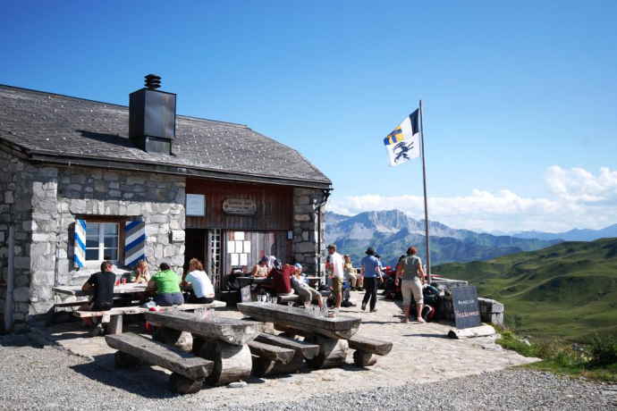 Rast in der Carschinahütte