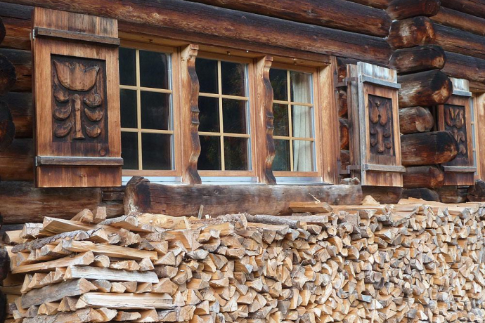 Stilvolle Bauernhäuser am Wegrand