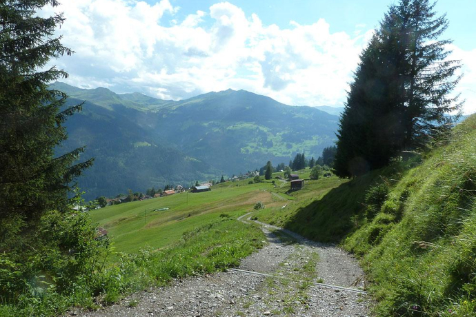 Vorbei am 'Tüfelstein' oberhalb Pany