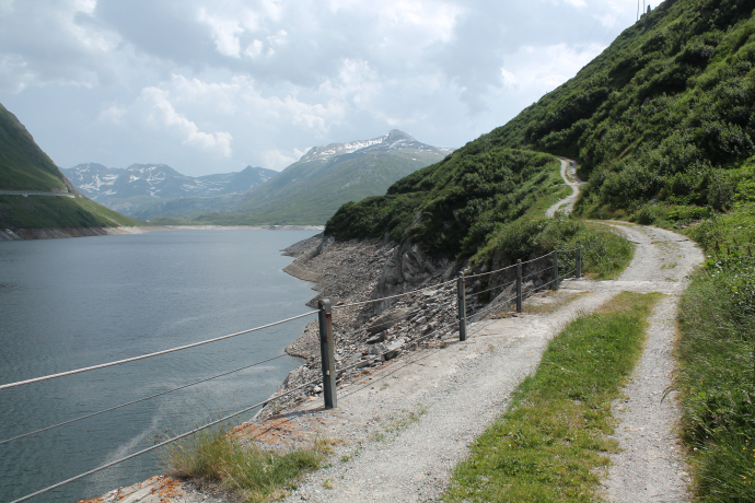 Am Stausee Santa Maria entlang