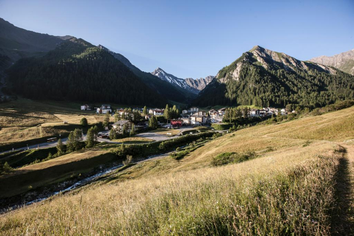 Blick über Samnaun Richtung Fuorcla Maisas und Muttler