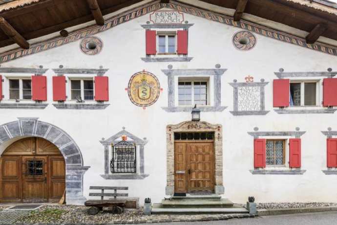 La maison de J.P. Schmidt. Les peintures de la façade sur rue ont été renouvelées en 1981 dans le style des décorations antérieures. La maison de J.P. Schmidt. Les peintures de la façade sur rue ont été renouvelées en 1981 dans le style des décorations antérieures.