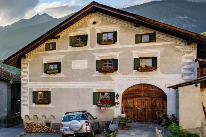 La ferme de Streglia est l’une des deux dernières fermes du centre du village de Filisur. La ferme de Streglia est l’une des deux dernières fermes du centre du village de Filisur.