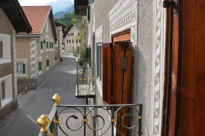 Vue depuis le balcon de Haus Cos sur la rue du village. Vue depuis le balcon de Haus Cos sur la rue du village.
