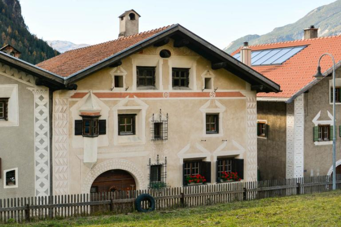 Rangée de maisons avec la Chesa Jakob Schutz. Rangée de maisons avec la Chesa Jakob Schutz.